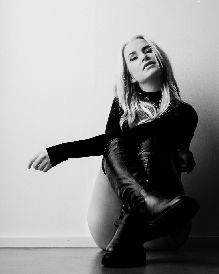 Mustavalkoinen-editorial-kuva-studiolla